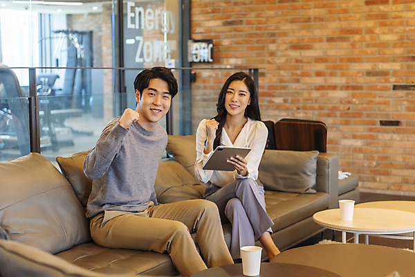 포토 JPG 여자 남자 비즈니스 회의 협력 실내 미소 들기 앉기 상반신 20대 성인 두명 앞모습 옆모습 컴퓨터 청춘 태블릿 파이팅 주먹 한국인 업무 비즈니스맨 비즈니스우먼 자신감 동료 성인만 국내포토 감정 뷰포인트 컨셉 관계 모션 표정 사람 동양인 청년 내부 전자제품 스마트기기 작업 직장인 파일형식