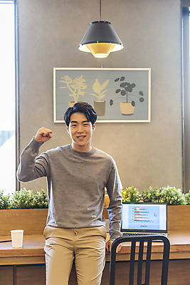 포토 JPG 남자 비즈니스 실내 한명 미소 앉기 상반신 20대 성인 앞모습 노트북 청춘 파이팅 한국인 업무 비즈니스맨 자신감 성인남자한명만 국내포토 1 감정 뷰포인트 컨셉 모션 표정 사람 동양인 청년 내부 전자제품 작업 직장인 남자한명만 성인남자만 파일형식