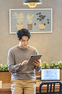 포토 JPG 응시 남자 비즈니스 실내 한명 들기 앉기 상반신 20대 성인 앞모습 노트북 컴퓨터 청춘 태블릿 터치 한국인 업무 비즈니스맨 자신감 성인남자한명만 국내포토 1 시선 감정 뷰포인트 컨셉 모션 사람 동양인 청년 내부 전자제품 스마트기기 작업 직장인 남자한명만 성인남자만 파일형식