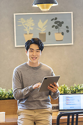 포토 JPG 응시 남자 비즈니스 실내 한명 들기 앉기 상반신 20대 성인 앞모습 노트북 컴퓨터 청춘 태블릿 터치 한국인 업무 비즈니스맨 자신감 성인남자한명만 국내포토 1 시선 감정 뷰포인트 컨셉 모션 사람 동양인 청년 내부 전자제품 스마트기기 작업 직장인 남자한명만 성인남자만 파일형식