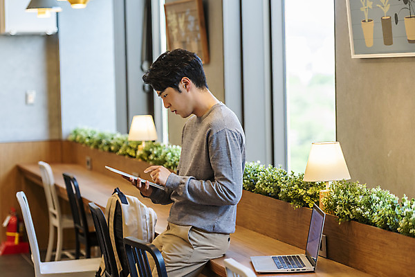 포토 JPG 남자 비즈니스 실내 한명 들기 앉기 상반신 20대 성인 옆모습 노트북 컴퓨터 청춘 태블릿 한국인 업무 비즈니스맨 자신감 검색 성인남자한명만 국내포토 1 감정 뷰포인트 컨셉 모션 사람 동양인 청년 내부 전자제품 스마트기기 작업 직장인 남자한명만 성인남자만 파일형식