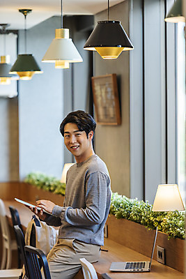 포토 JPG 남자 비즈니스 실내 한명 들기 앉기 상반신 20대 성인 옆모습 노트북 컴퓨터 청춘 태블릿 한국인 업무 비즈니스맨 자신감 검색 성인남자한명만 국내포토 1 감정 뷰포인트 컨셉 모션 사람 동양인 청년 내부 전자제품 스마트기기 작업 직장인 남자한명만 성인남자만 파일형식