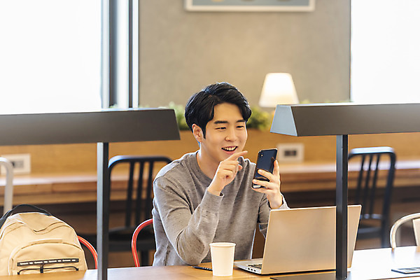 포토 JPG 응시 남자 비즈니스 실내 한명 미소 들기 앉기 상반신 20대 성인 앞모습 노트북 스마트폰 청춘 한국인 업무 비즈니스맨 자신감 검색 성인남자한명만 국내포토 1 시선 감정 뷰포인트 컨셉 모션 표정 사람 동양인 청년 내부 전자제품 핸드폰 스마트기기 작업 직장인 남자한명만 성인남자만 파일형식