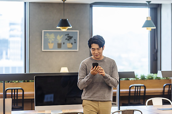 포토 JPG 응시 남자 비즈니스 실내 한명 들기 앉기 상반신 20대 성인 앞모습 스마트폰 컴퓨터 청춘 한국인 업무 비즈니스맨 자신감 검색 성인남자한명만 국내포토 1 시선 감정 뷰포인트 컨셉 모션 사람 동양인 청년 내부 전자제품 핸드폰 스마트기기 작업 직장인 남자한명만 성인남자만 파일형식