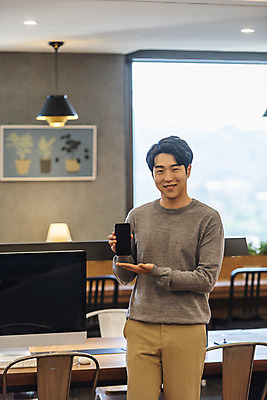 포토 JPG 남자 비즈니스 실내 한명 미소 들기 앉기 상반신 20대 성인 앞모습 스마트폰 컴퓨터 청춘 한국인 업무 비즈니스맨 자신감 보여주기 성인남자한명만 국내포토 1 감정 뷰포인트 컨셉 모션 표정 사람 동양인 청년 내부 전자제품 핸드폰 스마트기기 작업 직장인 남자한명만 성인남자만 파일형식