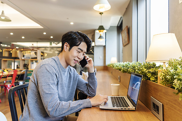 포토 JPG 남자 비즈니스 실내 한명 들기 앉기 상반신 20대 성인 옆모습 스마트폰 청춘 한국인 업무 비즈니스맨 자신감 통화 성인남자한명만 국내포토 1 감정 뷰포인트 컨셉 모션 사람 동양인 청년 내부 핸드폰 스마트기기 작업 직장인 남자한명만 성인남자만 파일형식