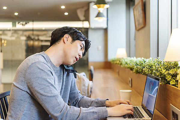 포토 JPG 남자 비즈니스 실내 한명 들기 앉기 상반신 20대 성인 옆모습 스마트폰 청춘 한국인 업무 비즈니스맨 자신감 통화 성인남자한명만 국내포토 1 감정 뷰포인트 컨셉 모션 사람 동양인 청년 내부 핸드폰 스마트기기 작업 직장인 남자한명만 성인남자만 파일형식