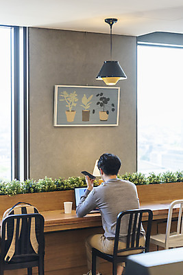 포토 JPG 전신 남자 비즈니스 실내 한명 앉기 20대 성인 뒷모습 스마트폰 청춘 한국인 업무 비즈니스맨 자신감 통화 성인남자한명만 국내포토 1 감정 뷰포인트 컨셉 모션 사람 동양인 청년 내부 핸드폰 스마트기기 작업 직장인 남자한명만 성인남자만 파일형식