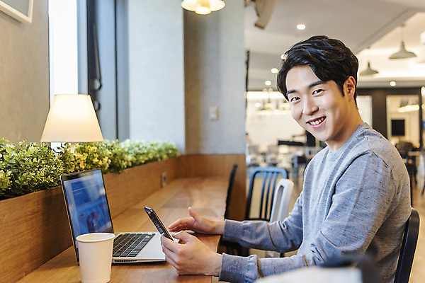 포토 JPG 남자 커피 비즈니스 실내 한명 미소 앉기 상반신 20대 성인 옆모습 노트북 스마트폰 청춘 한국인 업무 비즈니스맨 자신감 성인남자한명만 국내포토 1 감정 음료 뷰포인트 컨셉 모션 표정 사람 동양인 청년 내부 전자제품 핸드폰 스마트기기 작업 직장인 남자한명만 성인남자만 파일형식
