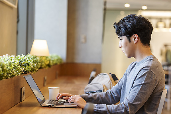 포토 JPG 응시 남자 커피 비즈니스 실내 한명 앉기 상반신 20대 성인 옆모습 노트북 청춘 한국인 업무 비즈니스맨 자신감 성인남자한명만 국내포토 1 시선 감정 음료 뷰포인트 컨셉 모션 사람 동양인 청년 내부 전자제품 작업 직장인 남자한명만 성인남자만 파일형식