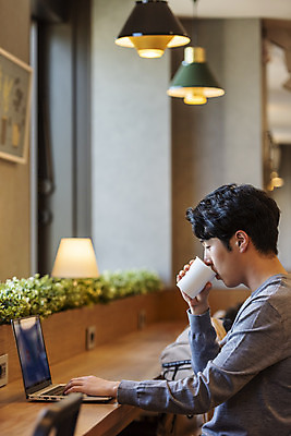 포토 JPG 남자 커피 비즈니스 실내 한명 앉기 상반신 20대 성인 옆모습 노트북 청춘 한국인 업무 비즈니스맨 자신감 성인남자한명만 국내포토 1 감정 음료 뷰포인트 컨셉 모션 사람 동양인 청년 내부 전자제품 작업 직장인 남자한명만 성인남자만 파일형식