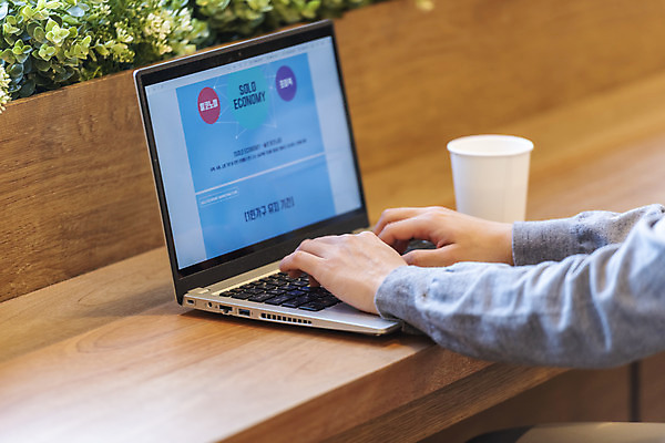 포토 JPG 남자 커피 비즈니스 실내 한명 앉기 상반신 20대 성인 옆모습 신체부위 노트북 청춘 한국인 업무 비즈니스맨 자신감 팔 성인남자한명만 국내포토 1 감정 음료 뷰포인트 컨셉 모션 사람 동양인 청년 내부 전자제품 작업 직장인 남자한명만 성인남자만 파일형식