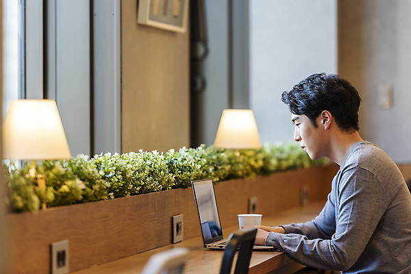 포토 JPG 남자 커피 비즈니스 실내 한명 앉기 상반신 20대 성인 옆모습 노트북 청춘 한국인 업무 비즈니스맨 자신감 성인남자한명만 국내포토 1 감정 음료 뷰포인트 컨셉 모션 사람 동양인 청년 내부 전자제품 작업 직장인 남자한명만 성인남자만 파일형식