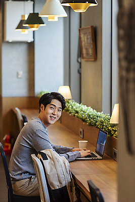 포토 JPG 남자 커피 비즈니스 실내 한명 미소 앉기 상반신 20대 성인 옆모습 노트북 청춘 한국인 업무 비즈니스맨 자신감 성인남자한명만 국내포토 1 감정 음료 뷰포인트 컨셉 모션 표정 사람 동양인 청년 내부 전자제품 작업 직장인 남자한명만 성인남자만 파일형식