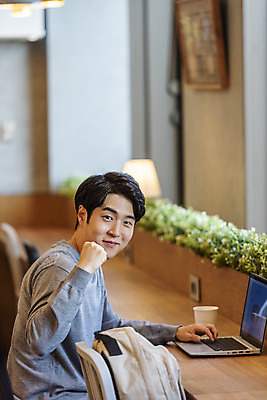 포토 JPG 남자 커피 비즈니스 실내 한명 앉기 상반신 20대 성인 옆모습 노트북 청춘 파이팅 주먹 한국인 업무 비즈니스맨 자신감 성인남자한명만 국내포토 1 감정 음료 뷰포인트 컨셉 모션 사람 동양인 청년 내부 전자제품 작업 직장인 남자한명만 성인남자만 파일형식