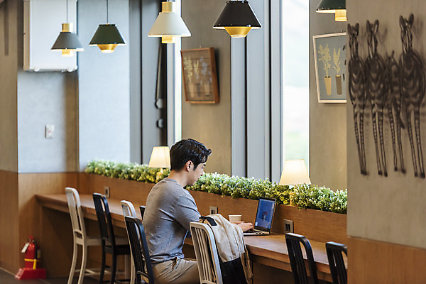 포토 JPG 응시 남자 커피 비즈니스 실내 한명 앉기 상반신 20대 성인 옆모습 노트북 청춘 한국인 업무 비즈니스맨 자신감 성인남자한명만 국내포토 1 시선 감정 음료 뷰포인트 컨셉 모션 사람 동양인 청년 내부 전자제품 작업 직장인 남자한명만 성인남자만 파일형식