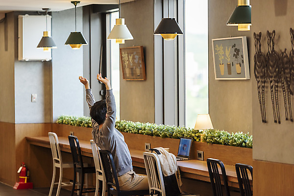 포토 JPG 남자 커피 비즈니스 실내 한명 앉기 상반신 20대 성인 옆모습 노트북 청춘 손들기 한국인 업무 비즈니스맨 자신감 기지개 성인남자한명만 국내포토 1 감정 음료 뷰포인트 컨셉 모션 사람 동양인 청년 내부 전자제품 작업 직장인 남자한명만 성인남자만 파일형식