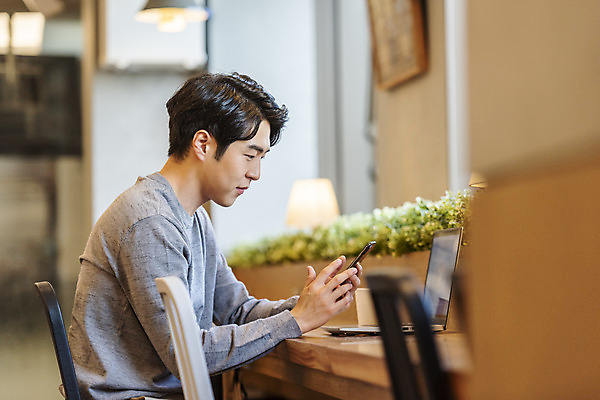 포토 JPG 응시 남자 커피 비즈니스 실내 한명 들기 앉기 상반신 20대 성인 옆모습 노트북 스마트폰 청춘 한국인 업무 비즈니스맨 자신감 성인남자한명만 국내포토 1 시선 감정 음료 뷰포인트 컨셉 모션 사람 동양인 청년 내부 전자제품 핸드폰 스마트기기 작업 직장인 남자한명만 성인남자만 파일형식