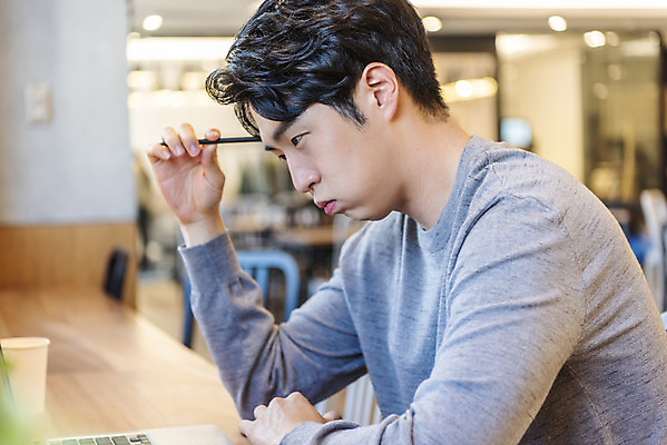 포토 JPG 응시 남자 비즈니스 실내 한명 앉기 상반신 20대 성인 옆모습 청춘 한국인 업무 비즈니스맨 고민 답답함 성인남자한명만 국내포토 1 시선 감정 뷰포인트 컨셉 모션 사람 동양인 청년 내부 작업 직장인 감각 남자한명만 성인남자만 파일형식