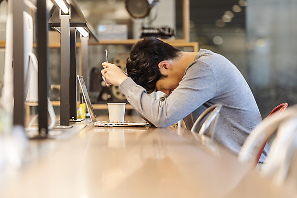 포토 JPG 남자 비즈니스 실내 한명 들기 앉기 상반신 20대 성인 옆모습 스마트폰 청춘 한국인 업무 비즈니스맨 고민 성인남자한명만 국내포토 1 감정 뷰포인트 컨셉 모션 사람 동양인 청년 내부 핸드폰 스마트기기 작업 직장인 남자한명만 성인남자만 파일형식