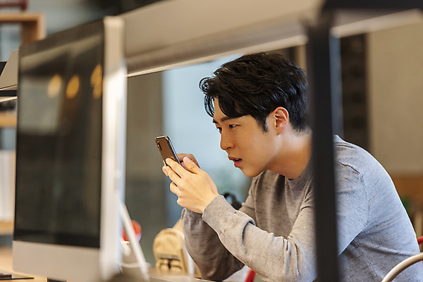 포토 JPG 남자 비즈니스 실내 한명 들기 앉기 상반신 20대 성인 옆모습 스마트폰 청춘 한국인 업무 비즈니스맨 고민 답답함 성인남자한명만 국내포토 1 감정 뷰포인트 컨셉 모션 사람 동양인 청년 내부 핸드폰 스마트기기 작업 직장인 감각 남자한명만 성인남자만 파일형식