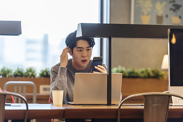 포토 JPG 남자 비즈니스 실내 한명 들기 앉기 상반신 20대 성인 앞모습 노트북 스마트폰 청춘 놀람 한국인 업무 비즈니스맨 고민 성인남자한명만 국내포토 1 감정 뷰포인트 컨셉 모션 표정 사람 동양인 청년 내부 전자제품 핸드폰 스마트기기 작업 직장인 남자한명만 성인남자만 파일형식