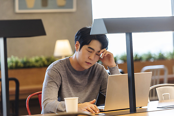 포토 JPG 응시 남자 비즈니스 실내 한명 앉기 상반신 20대 성인 앞모습 노트북 청춘 눈감음 한국인 업무 비즈니스맨 고민 답답함 성인남자한명만 국내포토 1 시선 감정 뷰포인트 컨셉 모션 사람 동양인 청년 내부 전자제품 작업 직장인 감각 남자한명만 성인남자만 파일형식