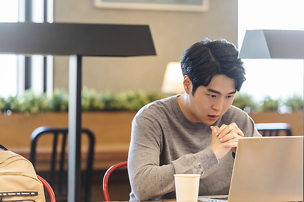 포토 JPG 응시 남자 비즈니스 실내 한명 앉기 상반신 20대 성인 앞모습 노트북 청춘 한국인 업무 비즈니스맨 고민 답답함 성인남자한명만 국내포토 1 시선 감정 뷰포인트 컨셉 모션 사람 동양인 청년 내부 전자제품 작업 직장인 감각 남자한명만 성인남자만 파일형식