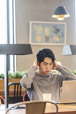 포토 JPG 응시 남자 비즈니스 실내 한명 앉기 상반신 20대 성인 앞모습 노트북 청춘 한국인 업무 비즈니스맨 고민 답답함 성인남자한명만 국내포토 1 시선 감정 뷰포인트 컨셉 모션 사람 동양인 청년 내부 전자제품 작업 직장인 감각 남자한명만 성인남자만 파일형식