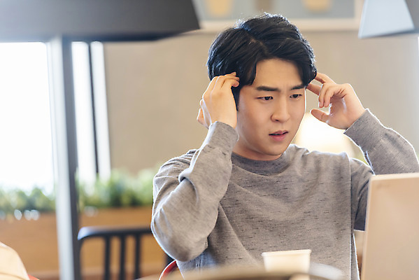 포토 JPG 응시 남자 비즈니스 실내 한명 앉기 상반신 20대 성인 앞모습 노트북 청춘 한국인 업무 비즈니스맨 고민 답답함 성인남자한명만 국내포토 1 시선 감정 뷰포인트 컨셉 모션 사람 동양인 청년 내부 전자제품 작업 직장인 감각 남자한명만 성인남자만 파일형식