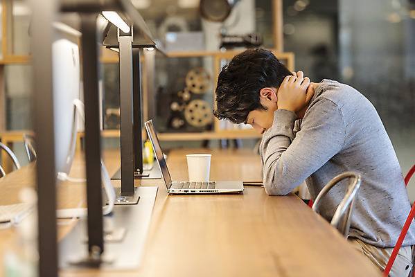 포토 JPG 남자 비즈니스 실내 한명 앉기 상반신 20대 성인 옆모습 노트북 청춘 한국인 업무 비즈니스맨 고민 답답함 성인남자한명만 국내포토 1 감정 뷰포인트 컨셉 모션 사람 동양인 청년 내부 전자제품 작업 직장인 감각 남자한명만 성인남자만 파일형식