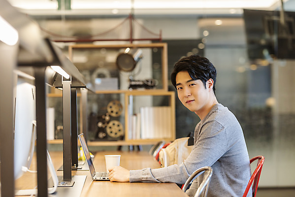 포토 JPG 남자 비즈니스 실내 한명 앉기 상반신 20대 성인 옆모습 노트북 청춘 한국인 업무 비즈니스맨 자신감 성인남자한명만 국내포토 1 감정 뷰포인트 컨셉 모션 사람 동양인 청년 내부 전자제품 작업 직장인 남자한명만 성인남자만 파일형식