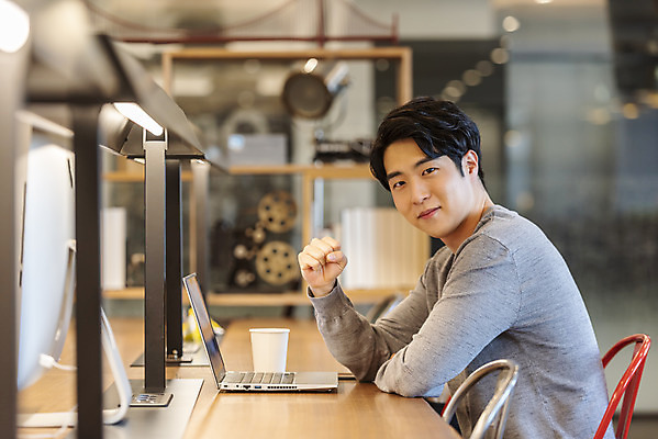 포토 JPG 남자 비즈니스 응원 실내 한명 앉기 상반신 20대 성인 옆모습 청춘 파이팅 주먹 한국인 업무 비즈니스맨 자신감 성인남자한명만 국내포토 1 감정 뷰포인트 컨셉 모션 사람 동양인 청년 내부 작업 직장인 남자한명만 성인남자만 파일형식