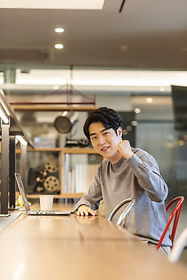 포토 JPG 남자 비즈니스 응원 실내 한명 앉기 상반신 20대 성인 옆모습 청춘 파이팅 주먹 한국인 업무 비즈니스맨 자신감 성인남자한명만 국내포토 1 감정 뷰포인트 컨셉 모션 사람 동양인 청년 내부 작업 직장인 남자한명만 성인남자만 파일형식