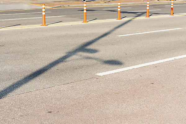 포토 JPG 주간 도로 백그라운드 가로등 바닥 그림자 사람없음 야외 빛 햇빛 오후 국내포토 자연요소 공공시설 길 교통시설 태양 파일형식