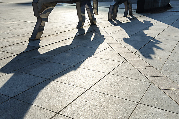 포토 JPG 주간 백그라운드 바닥 그림자 사람없음 야외 햇빛 동상 모형 오후 국내포토 자연요소 태양 조형물 기념물 파일형식