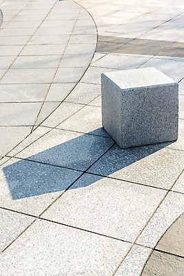 포토 JPG 주간 공원 백그라운드 의자 바닥 그림자 사람없음 야외 햇빛 사각형 돌_바위 큐브 오후 국내포토 자연요소 도형 공공시설 가구 태양 파일형식