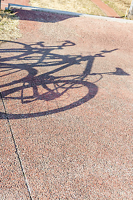 포토 JPG 주간 공원 교통수단 백그라운드 바닥 그림자 사람없음 야외 운동 햇빛 자전거 오후 국내포토 자연요소 공공시설 교통 건강 태양 바이크 파일형식