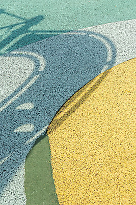 포토 JPG 주간 백그라운드 바닥 그림자 사람없음 야외 햇빛 미끄럼틀 놀이터 오후 국내포토 자연요소 놀이 태양 놀이기구 파일형식