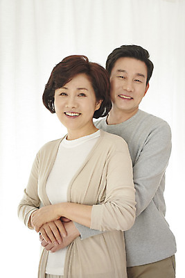 포토 JPG 부부 여자 남자 중년 50대 포옹 실내 미소 상반신 두명 앞모습 화목 다정 한국인 흰색 백허그 갱년기 금술 중년만 국내포토 커플 뷰포인트 컬러 컨셉 안기 표정 사람 동양인 성인 내부 증상 성인만 파일형식