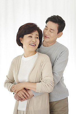 포토 JPG 부부 여자 남자 중년 50대 포옹 실내 미소 상반신 두명 앞모습 화목 다정 한국인 흰색 백허그 갱년기 금술 중년만 국내포토 커플 뷰포인트 컬러 컨셉 안기 표정 사람 동양인 성인 내부 증상 성인만 파일형식
