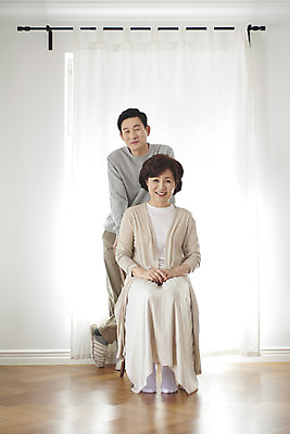 포토 JPG 전신 부부 여자 남자 중년 50대 의자 실내 서기 미소 앉기 두명 앞모습 기댐 화목 다정 한국인 흰색 갱년기 금술 중년만 국내포토 커플 뷰포인트 컬러 가구 컨셉 모션 표정 사람 동양인 성인 내부 증상 성인만 파일형식