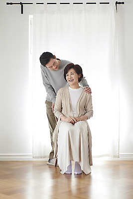 포토 JPG 전신 부부 여자 남자 커피 중년 50대 의자 휴식 실내 서기 미소 앉기 취미 두명 앞모습 화목 다정 한국인 흰색 갱년기 금술 중년만 국내포토 커플 음료 뷰포인트 컬러 가구 컨셉 모션 표정 사람 동양인 성인 내부 증상 성인만 파일형식