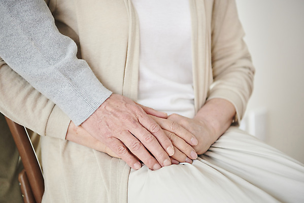 포토 JPG 손 부부 여자 남자 중년 50대 실내 두명 믿음 손잡기 화목 다정 한국인 흰색 잡기 갱년기 금술 중년만 국내포토 커플 감정 컬러 컨셉 모션 사람 동양인 성인 내부 신체부위 증상 성인만 파일형식