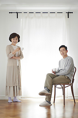 포토 JPG 전신 부부 여자 남자 커피 중년 50대 의자 티타임 휴식 실내 서기 미소 들기 앉기 취미 두명 앞모습 옆모습 화목 다정 한국인 흰색 갱년기 금술 중년만 국내포토 커플 음료 뷰포인트 컬러 가구 컨셉 모션 표정 사람 동양인 성인 내부 증상 성인만 파일형식