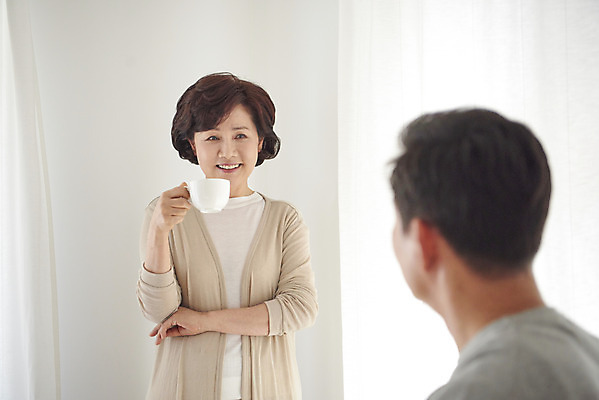 포토 JPG 부부 응시 여자 남자 커피 중년 50대 티타임 휴식 실내 미소 들기 상반신 취미 두명 앞모습 옆모습 화목 다정 한국인 흰색 갱년기 금술 중년만 국내포토 커플 시선 음료 뷰포인트 컬러 컨셉 모션 표정 사람 동양인 성인 내부 증상 성인만 파일형식