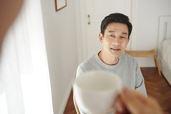 포토 JPG 부부 응시 여자 남자 커피 로우앵글 중년 50대 휴식 실내 미소 앉기 상반신 취미 두명 마주보기 화목 다정 한국인 흰색 갱년기 금술 중년만 국내포토 커플 시선 음료 뷰포인트 컬러 컨셉 모션 표정 사람 동양인 성인 내부 증상 성인만 파일형식