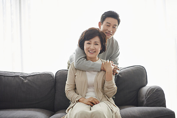 포토 JPG 부부 여자 남자 중년 50대 포옹 실내 미소 앉기 상반신 두명 앞모습 소파 화목 다정 한국인 흰색 백허그 갱년기 금술 중년만 국내포토 커플 뷰포인트 컬러 컨셉 의자 안기 모션 표정 사람 동양인 성인 내부 증상 성인만 파일형식