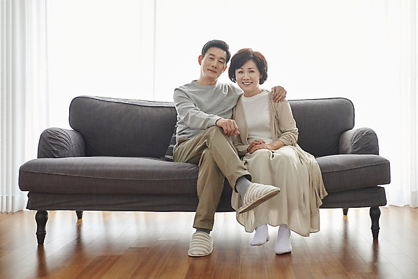 포토 JPG 전신 부부 여자 남자 중년 50대 어깨동무 실내 미소 앉기 두명 앞모습 소파 화목 다정 한국인 흰색 갱년기 금술 중년만 국내포토 커플 뷰포인트 컬러 포즈 컨셉 의자 모션 표정 사람 동양인 성인 내부 증상 성인만 파일형식