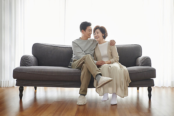 포토 JPG 전신 부부 여자 남자 중년 50대 실내 미소 앉기 두명 앞모습 소파 마주보기 화목 다정 한국인 흰색 갱년기 금술 중년만 국내포토 커플 뷰포인트 컬러 컨셉 의자 모션 표정 사람 동양인 성인 내부 증상 성인만 파일형식